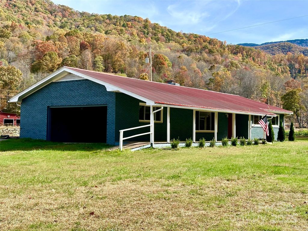 609 Cattail Road, Burnsville, NC 28714