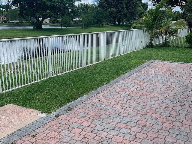 10000 NW 4th St, Plantation, FL 33324