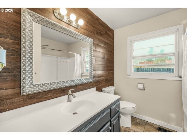 915 E MARQUAM St, Mt Angel, OR 97362