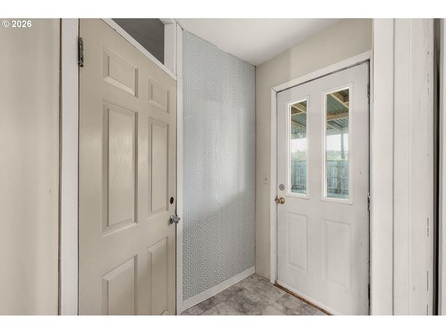 915 E MARQUAM St, Mt Angel, OR 97362