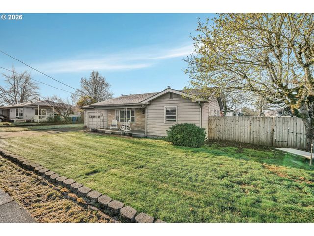 915 E MARQUAM St, Mt Angel, OR 97362