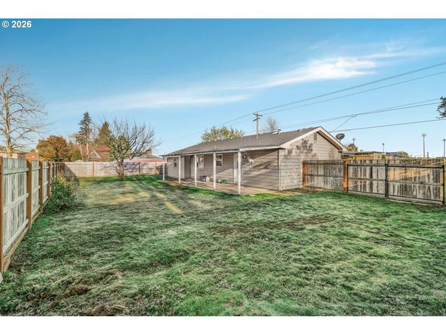 915 E MARQUAM St, Mt Angel, OR 97362