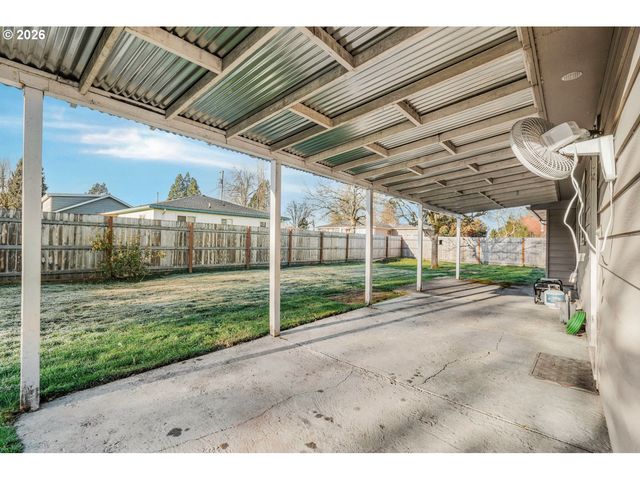 915 E MARQUAM St, Mt Angel, OR 97362