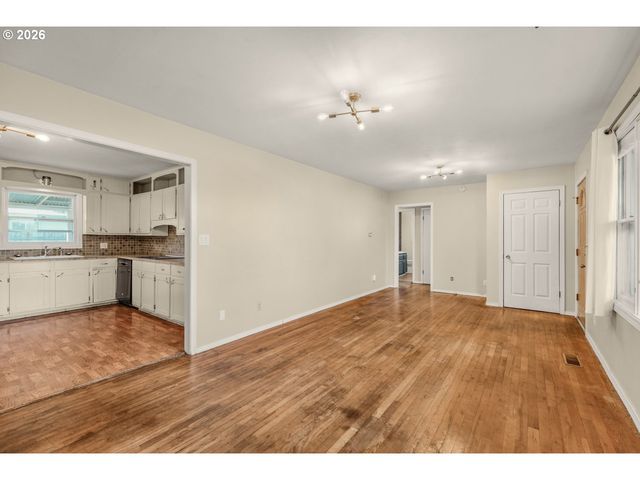 915 E MARQUAM St, Mt Angel, OR 97362