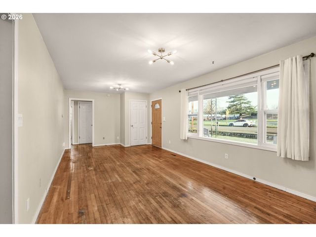 915 E MARQUAM St, Mt Angel, OR 97362