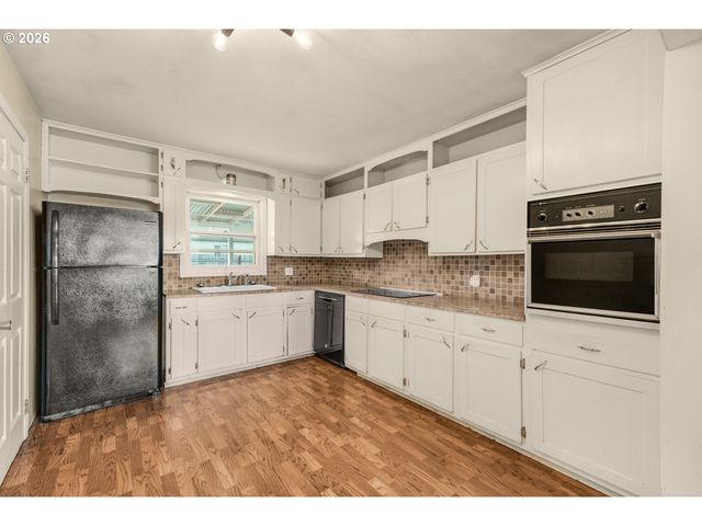 915 E MARQUAM St, Mt Angel, OR 97362