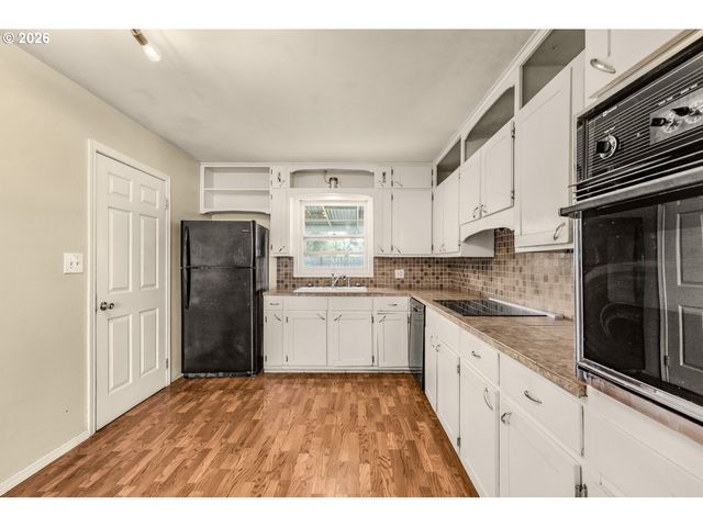 915 E MARQUAM St, Mt Angel, OR 97362