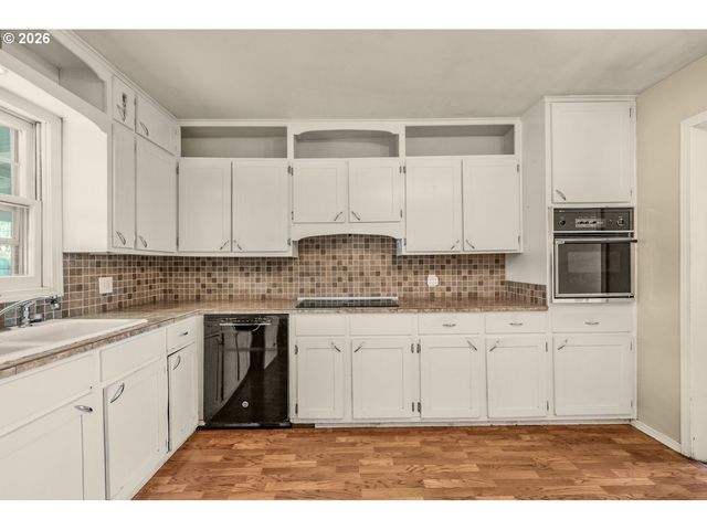 915 E MARQUAM St, Mt Angel, OR 97362