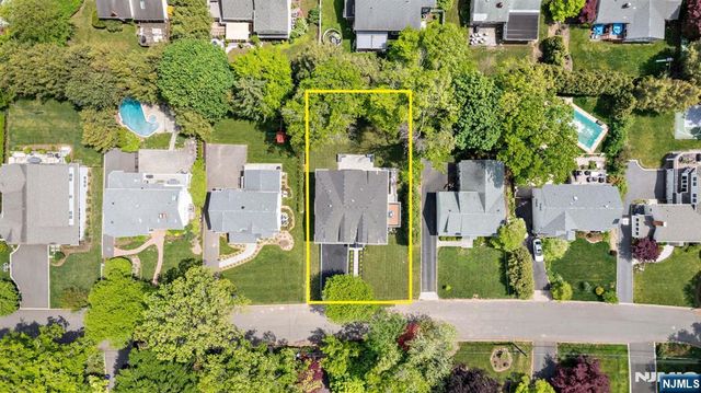 14 Beechwood Road, Ho-ho-kus, NJ 07423
