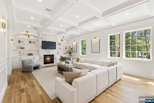 14 Beechwood Road, Ho-ho-kus, NJ 07423