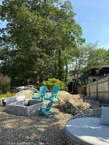 2 Glenmere Rd, Rockport, MA 01966