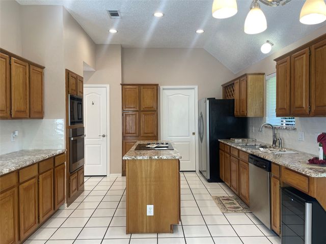 2144 Brownstone Court, Grapevine, TX 76051