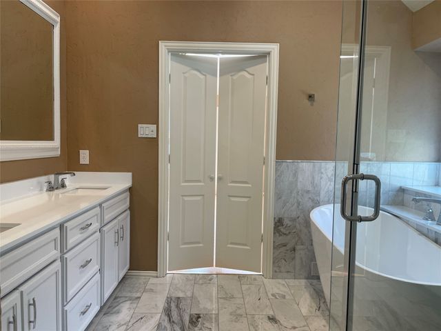 2144 Brownstone Court, Grapevine, TX 76051