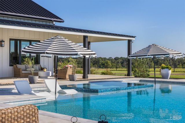 2134 Carter Road, Bellville, TX 77418