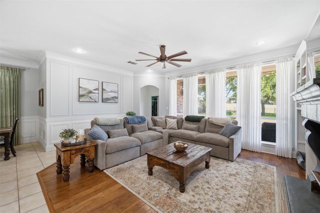 869 Thomas Crossing Drive, Fort Worth, TX 76028