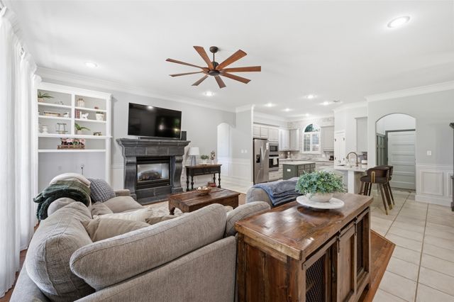 869 Thomas Crossing Drive, Fort Worth, TX 76028