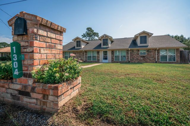 1304 Steve ST, White Oak, TX 75693