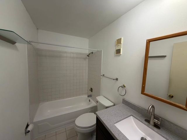 535 Brookside Drive E, Westmont, IL 60559