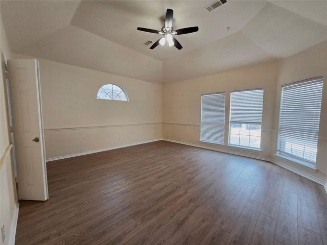 5207 W Cove Way, Grand Prairie, TX 75052