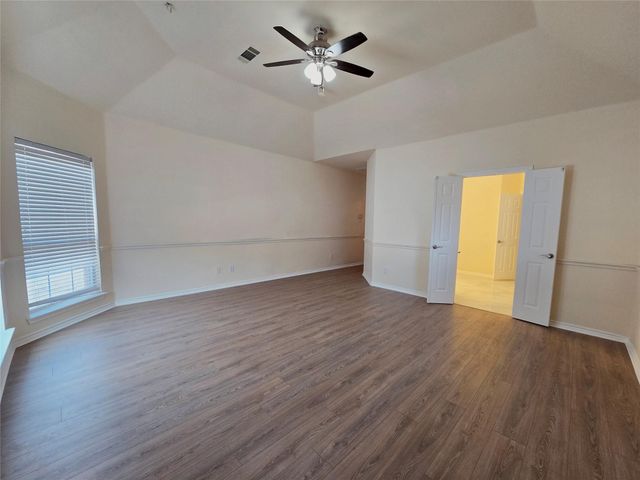 5207 W Cove Way, Grand Prairie, TX 75052