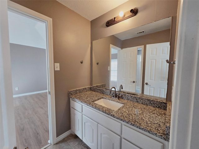 5207 W Cove Way, Grand Prairie, TX 75052