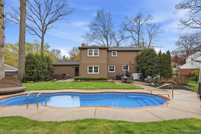 2867 Courville Drive, Bloomfield Hills, MI 48302