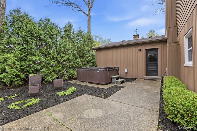 2867 Courville Drive, Bloomfield Hills, MI 48302