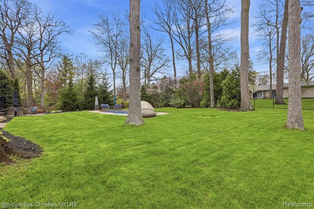 2867 Courville Drive, Bloomfield Hills, MI 48302