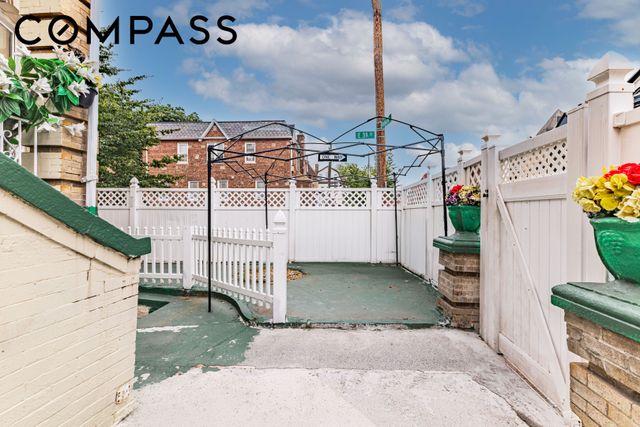 27 Hubbard Place, New York City, NY 11210