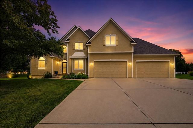 1019 SW Coachlight Court, Lee's Summit, MO 64081