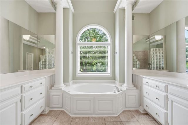 1019 SW Coachlight Court, Lee's Summit, MO 64081