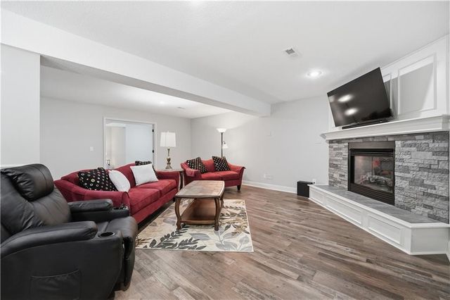 1019 SW Coachlight Court, Lee's Summit, MO 64081