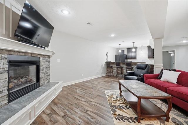 1019 SW Coachlight Court, Lee's Summit, MO 64081