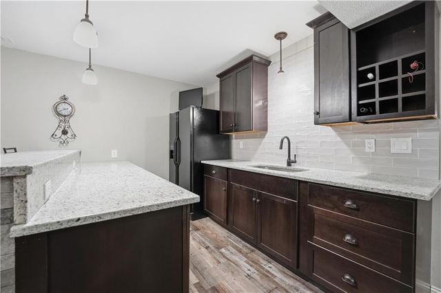 1019 SW Coachlight Court, Lee's Summit, MO 64081