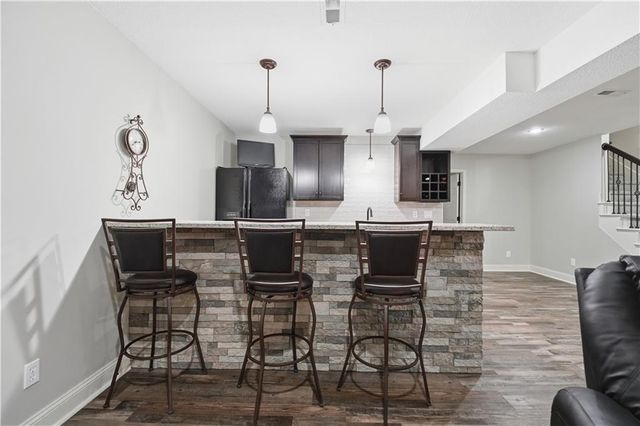 1019 SW Coachlight Court, Lee's Summit, MO 64081