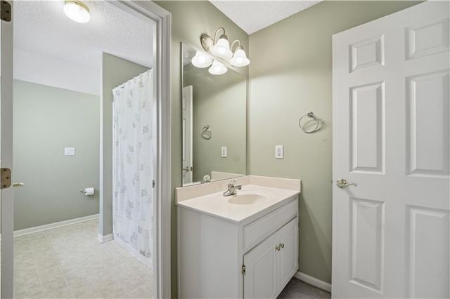1019 SW Coachlight Court, Lee's Summit, MO 64081