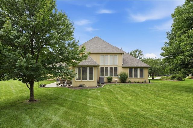 1019 SW Coachlight Court, Lee's Summit, MO 64081