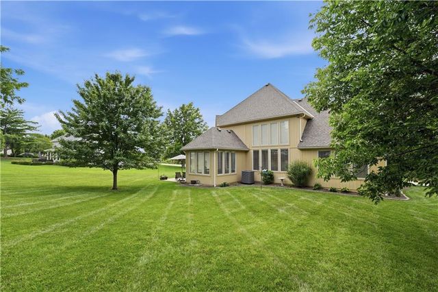 1019 SW Coachlight Court, Lee's Summit, MO 64081