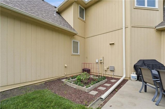 1019 SW Coachlight Court, Lee's Summit, MO 64081