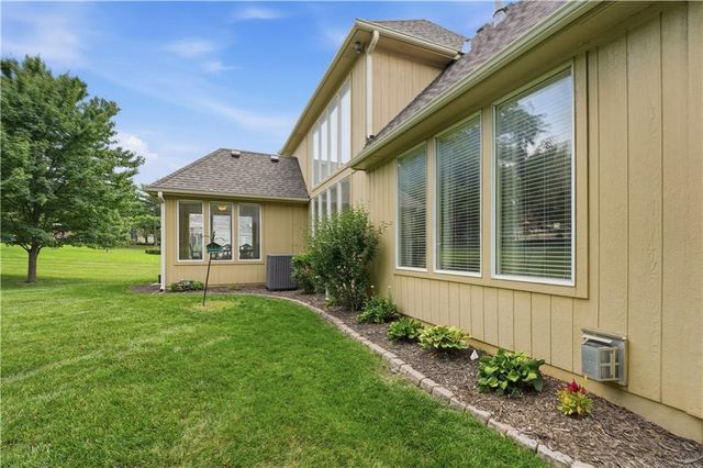 1019 SW Coachlight Court, Lee's Summit, MO 64081