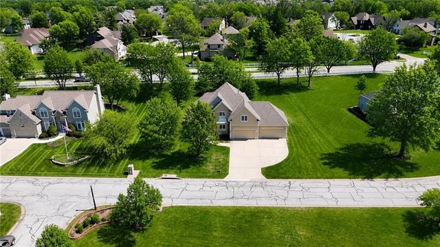 1019 SW Coachlight Court, Lee's Summit, MO 64081