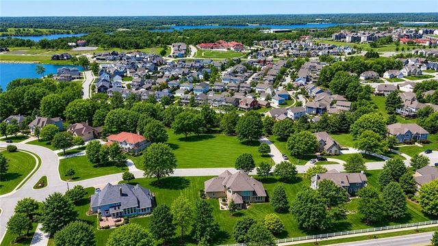 1019 SW Coachlight Court, Lee's Summit, MO 64081