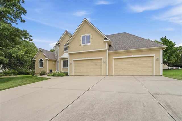 1019 SW Coachlight Court, Lee's Summit, MO 64081