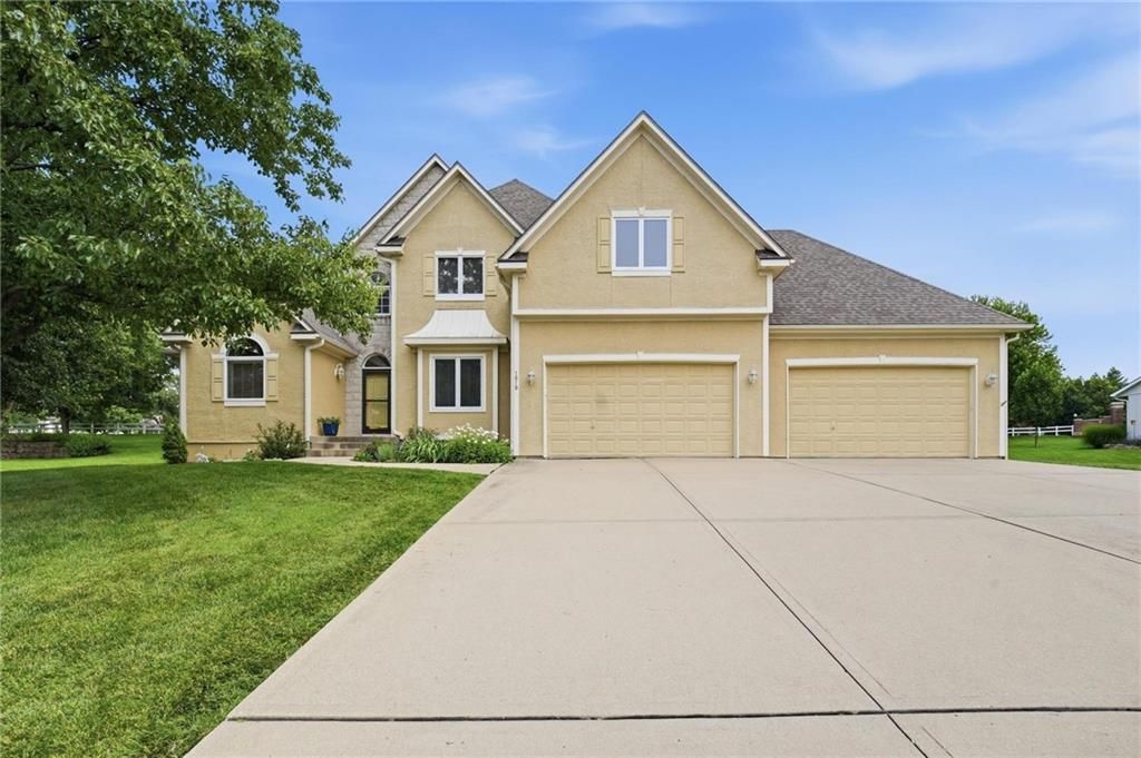 1019 SW Coachlight Court, Lee's Summit, MO 64081