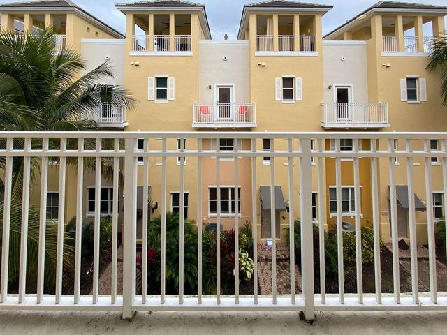 2326 VINTAGE Drive Bldg 13, Lighthouse Point, FL 33064