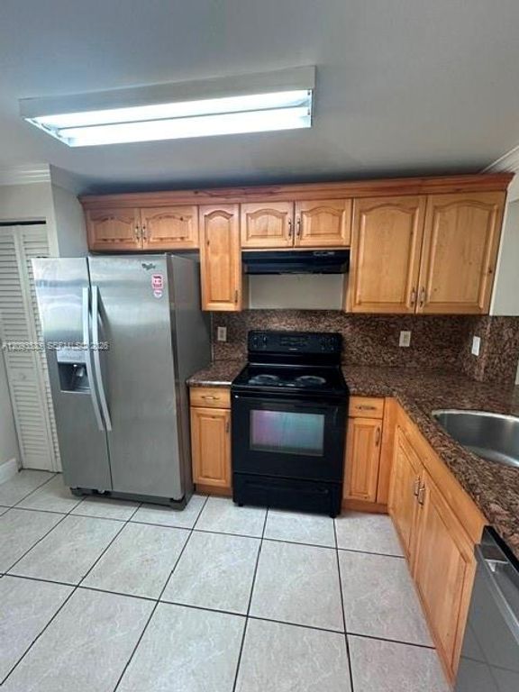 911 NE 209th Terrace 102-27, Miami, FL 33179