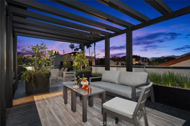 150 S Oak Knoll 202, Pasadena, CA 91101