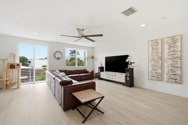 1210 NE 11th Avenue, Fort Lauderdale, FL 33304