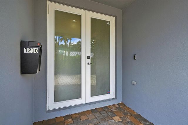 1210 NE 11th Avenue, Fort Lauderdale, FL 33304