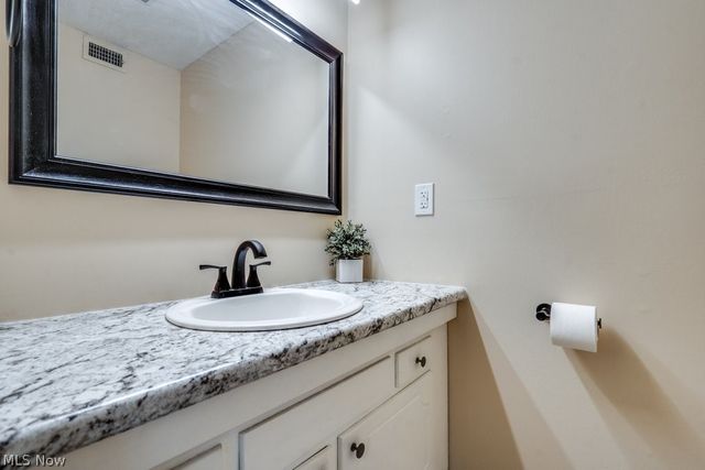 216 Moore Road 4M, Avon Lake, OH 44012